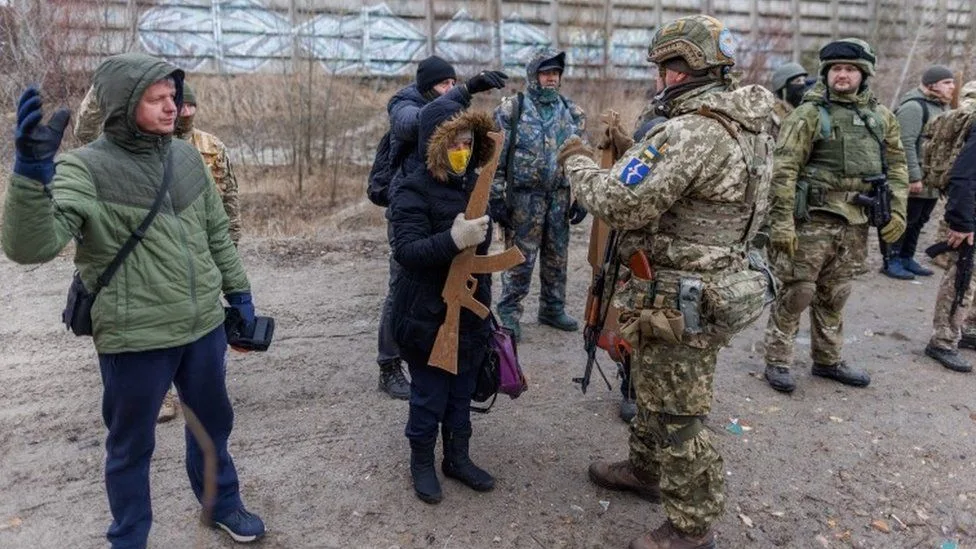 Ukraine crisis: Five reasons why Putin might not invade - BBC News